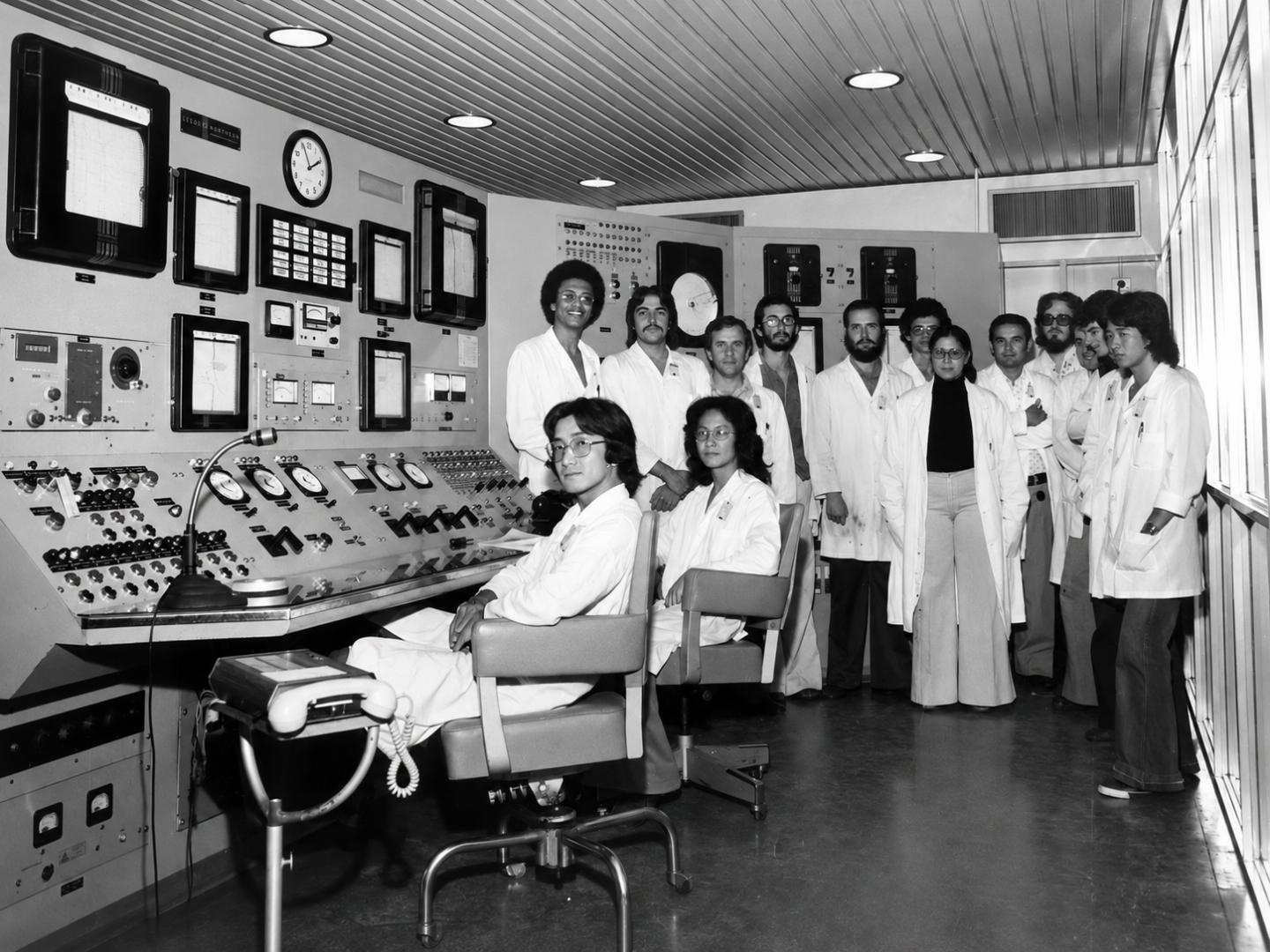 Primeira mesa de operação do reator IEA-R1, em fotografia institucional de 1976. Arquivo SECOI/IPEN 