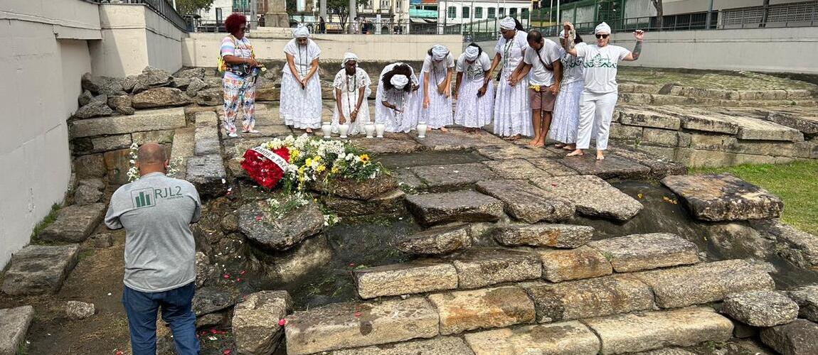 pessoas de branco