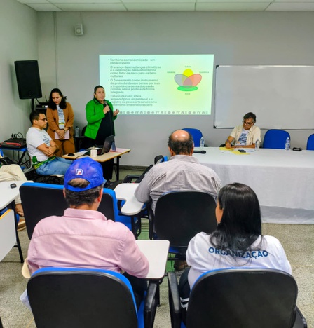 Superintendente do Iphan em Mato Grosso, Ana Joaquina Cruz, durante sua apresentação. Foto: Vinícuis Silgueiro