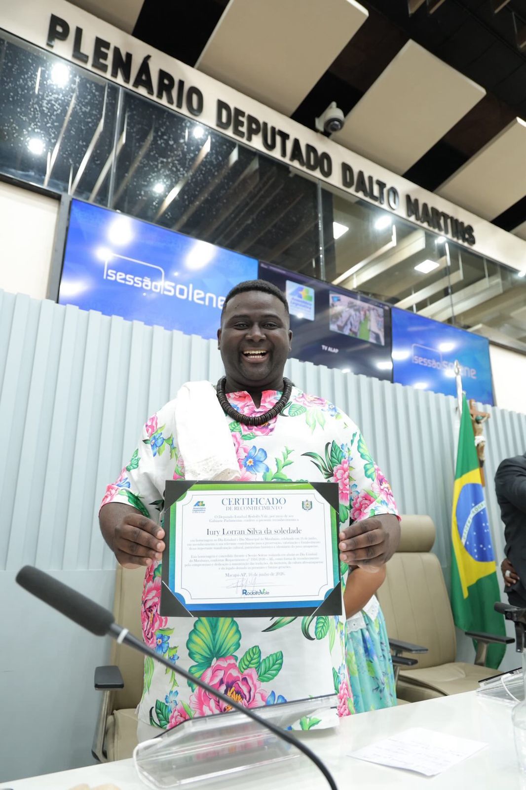 Marabaixeiro com o certificado.