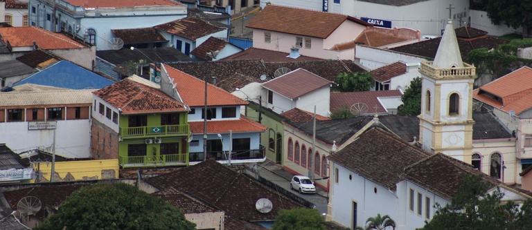 Vista aérea do Centro Histórico de Antonina, com Igreja de São Benedito. Foto de Juliana Camargo Macedo (1).jpg
