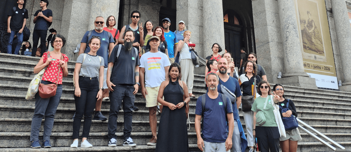 Pessoas em pé na escadaria de um prédio