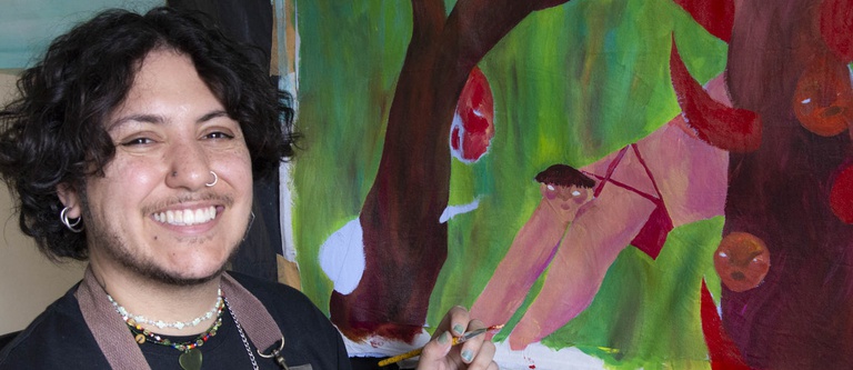 Caru diante de uma de suas pinturas - CRÉDITO Francisco Moreira da Costa (1).jpg