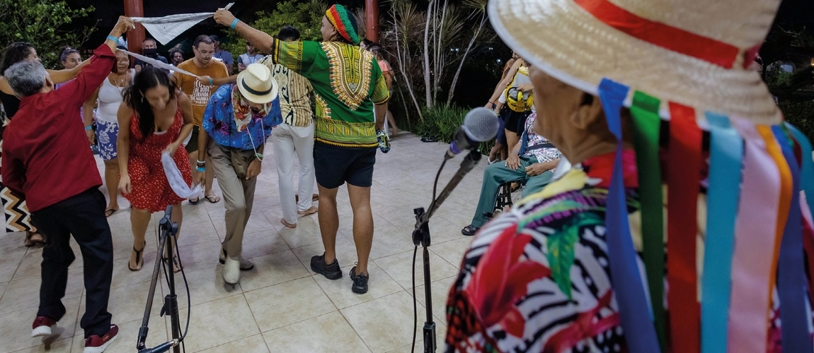 Pessoas dançando durante manifestação cultural dos Cocos do Nordeste