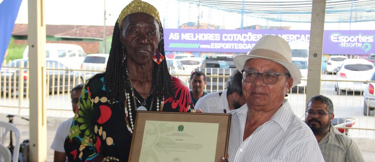 Compositora e cirandeira Lia de Itamaracá recebendo o diploma de reconhecimento. Fotos: Paulinho Matos