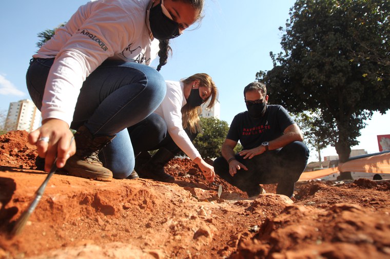 Arqueólogos avaliam estrutura histórica