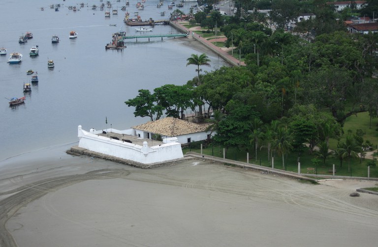 Tombado pelo Iphan, o Forte São João de Bertioga é um dos pontos históricos mais significativos de São Paulo. (Foto: Victor Hugo Mori)