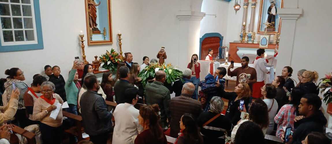 Paroquia com várias pessoas durante celebração