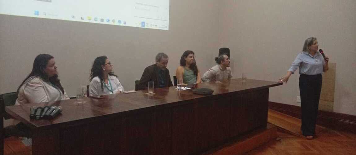 Pessoas sentadas numa mesa