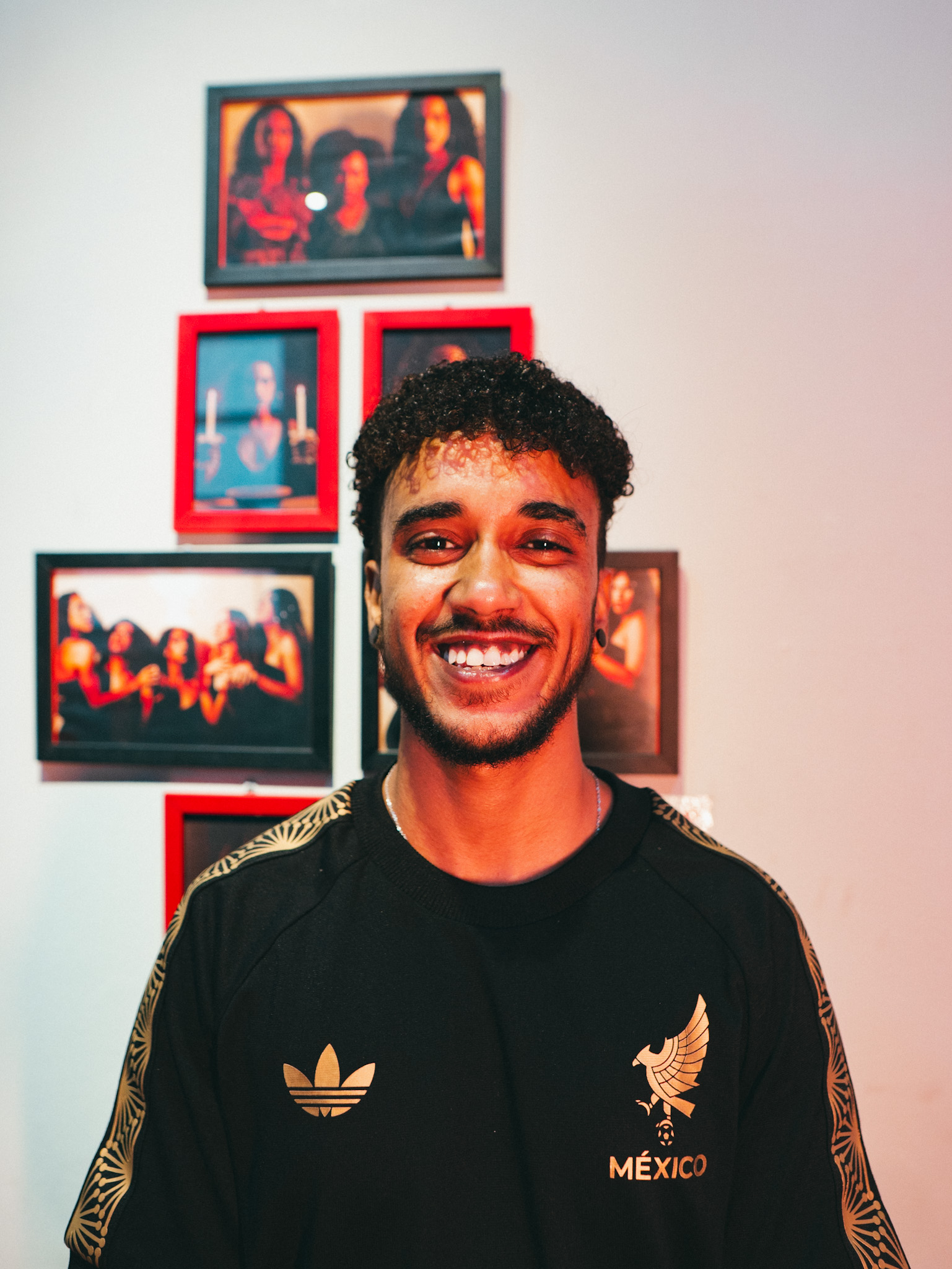 Artista e realizador da exposição, Kaique Andrade