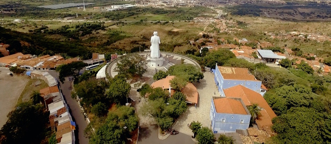Foto da Colina do Horto, com estátua de Padre Cícero, em Juazeiro do Norte