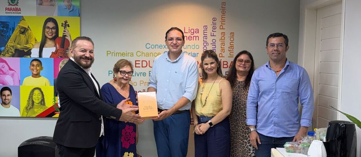 gestores das três instituições — Fernando Moura, da FCJA; Jivago Barbosa, superintendente do Iphan na Paraíba; e Erivonaldo Alves da Silva, da SEE-PB — assinaram, nesta segunda-feira (25/5), a Minuta do Plano de Trabalho e o Acordo de Cooperação Técnica que darão vida jurídica ao centro.