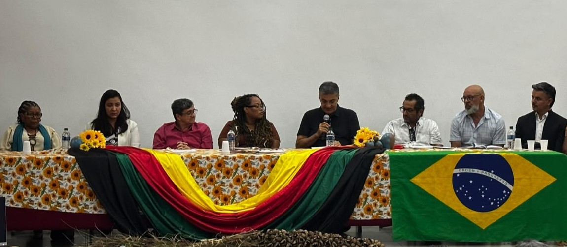 mesa com pessoas reunidas