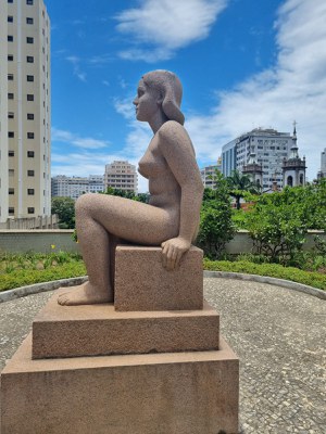 Escultura "Mulher Sentada", de Adriana Janacópulos