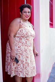 Dona Isabel Cristina de Carvalho na porta de sua casa restaurada.