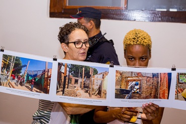 Visitantes conferem registros fotográficos do processo de restauro da casa.