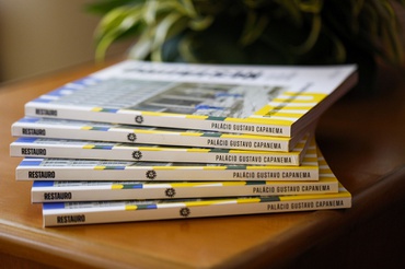 Durante a cerimônia, exemplares do livro foram distribuídos aos presentes. Foto: Mariana Alves/Iphan