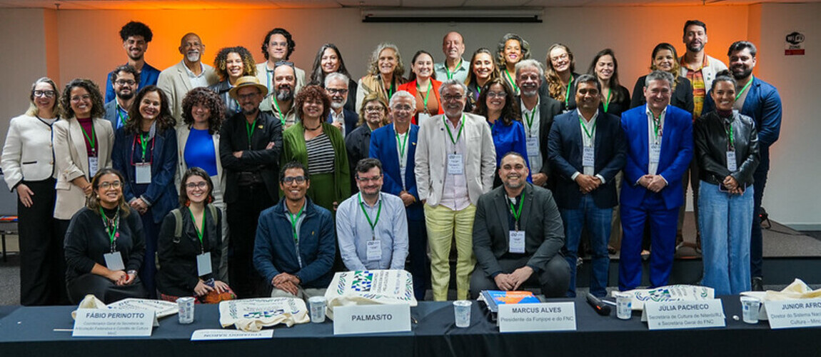 grupo de pessoas reunido no Encontro Cidades em Rede pela Cultura
