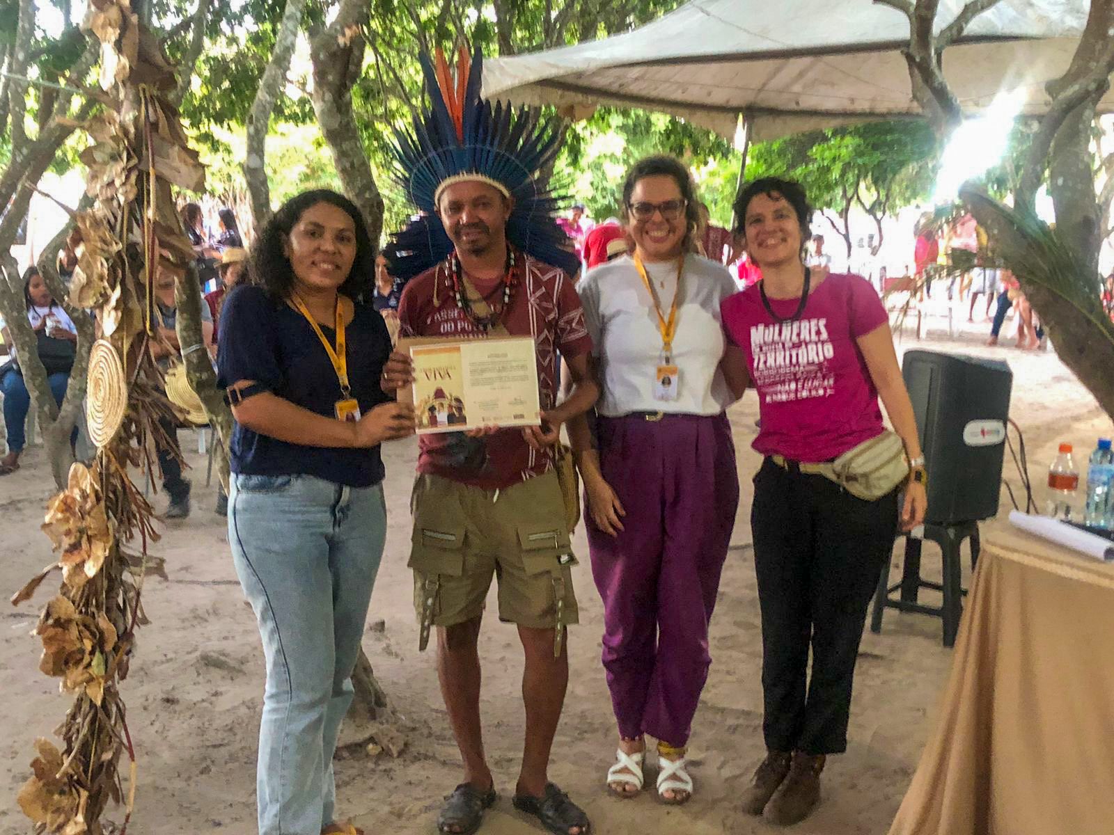 Pessoas posam com certificado