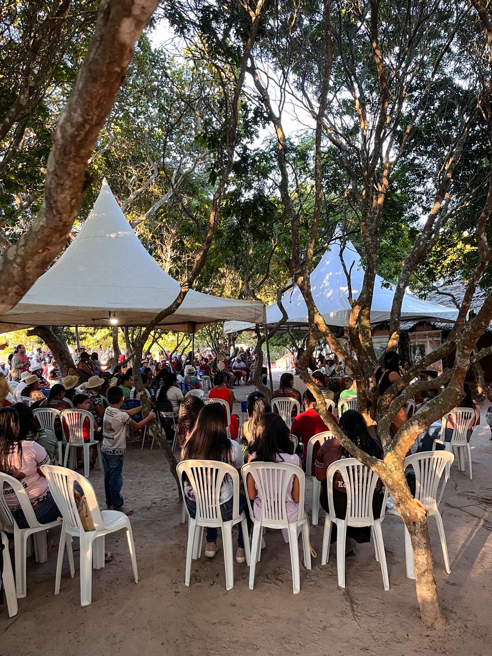 Pessoas assistem ao evento.