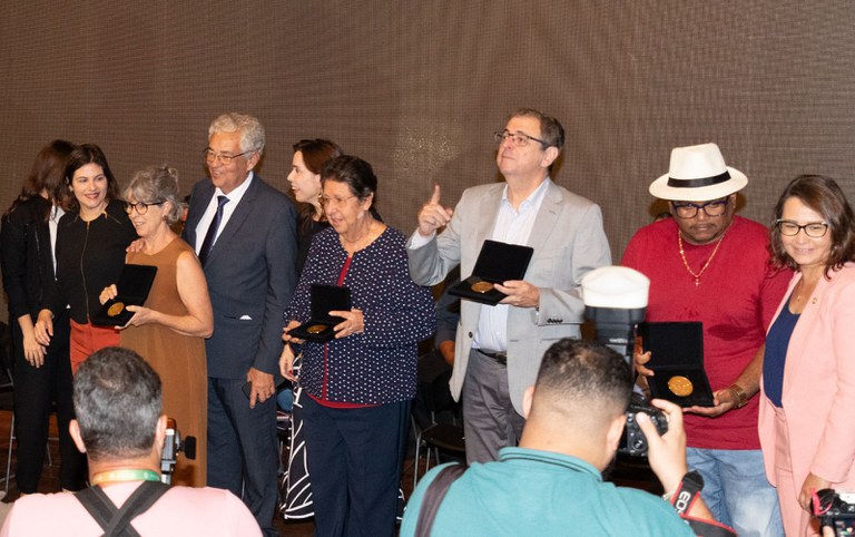 Ao centro, de cinza, o Superintendente do Iphan-PE, Jacques Ribemboim, com a medalha concedida ao órgão.