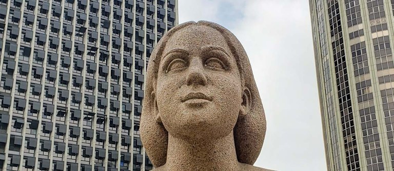 Estátua localizada no jardim do Palácio Capanema, Rio de Janeiro (RJ), onde funciona o Centro Lúcio Costa. (Foto: Daniela Reis)