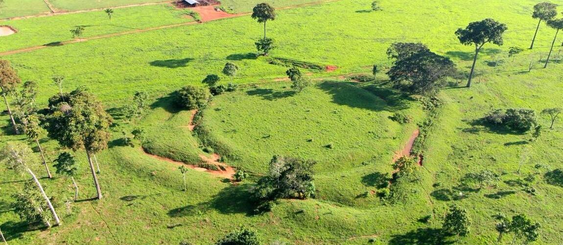 Imagem vista de cima de geoglifo.