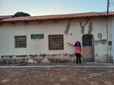 Osvaldina Fonseca de Sá, Tatá, moradora de Porto Nacional, em frente à sua casa.
