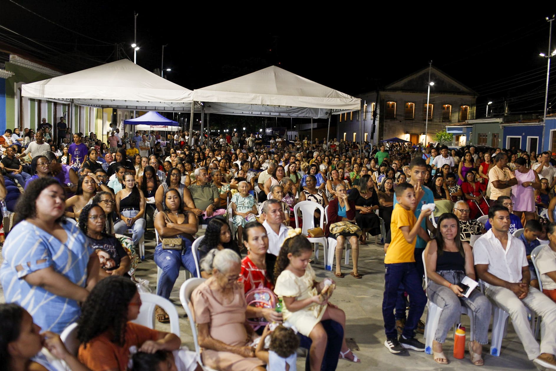 População acompanhando a abertura da igreja
