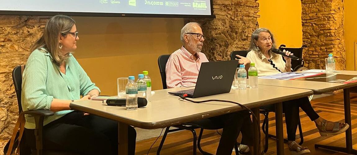 Atividades incluíram conversa com os artistas Anna Bella Geiger e Luiz Áquila