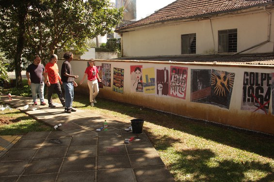 Os cartazes que integram a mostra foram criados por artistas de vários países, etnias e gêneros.