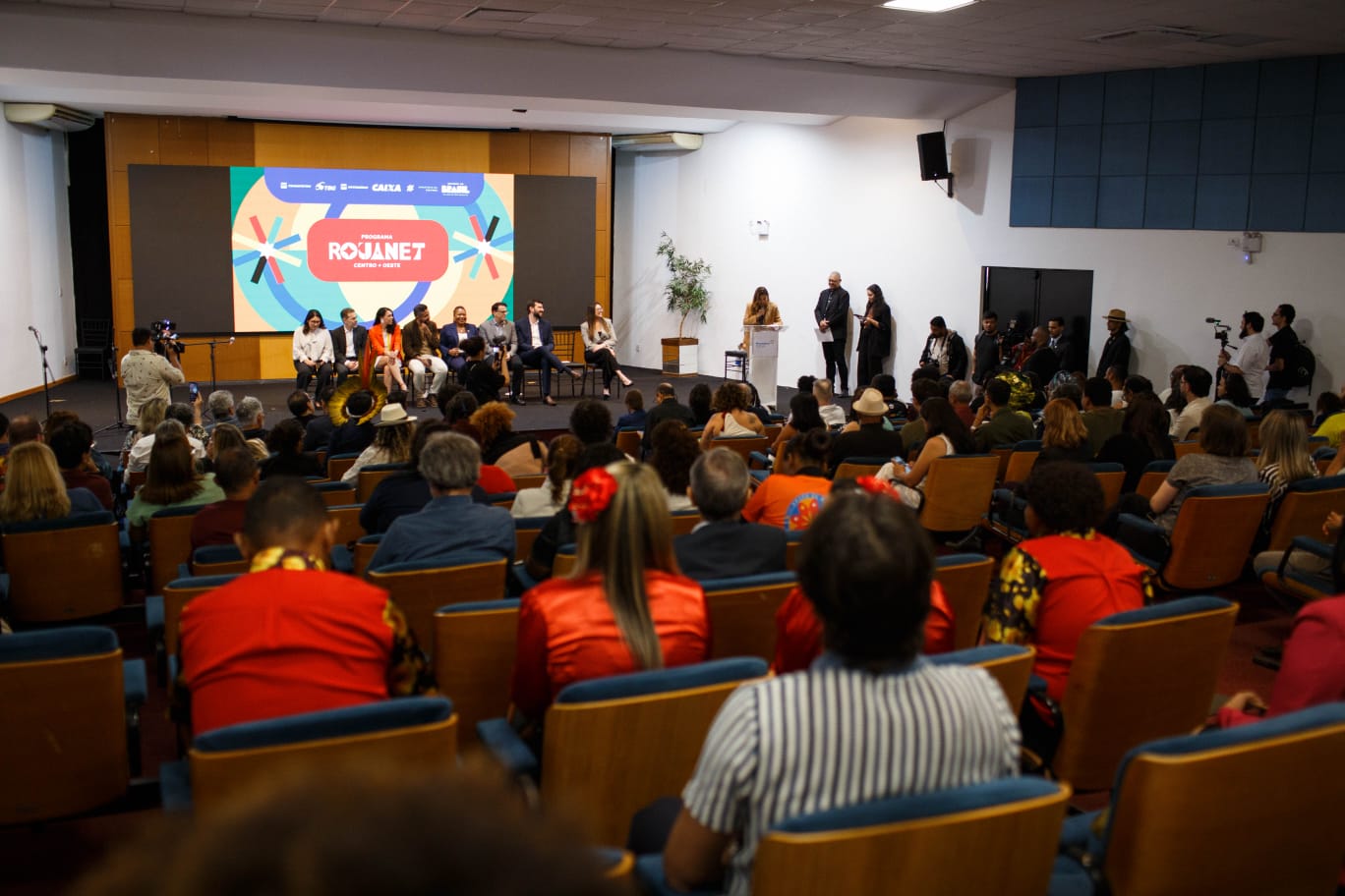 Pessoas sentadas em um auditório