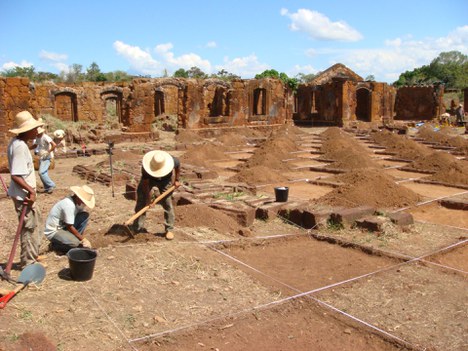 Foto: escavação arqueológica no Real Forte Príncipe da Beira 