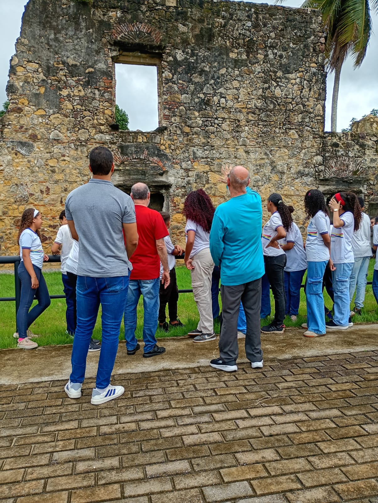 Grupo de crianças olhando as ruínas