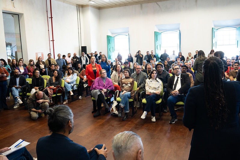 Auditório com pessoas sentadas