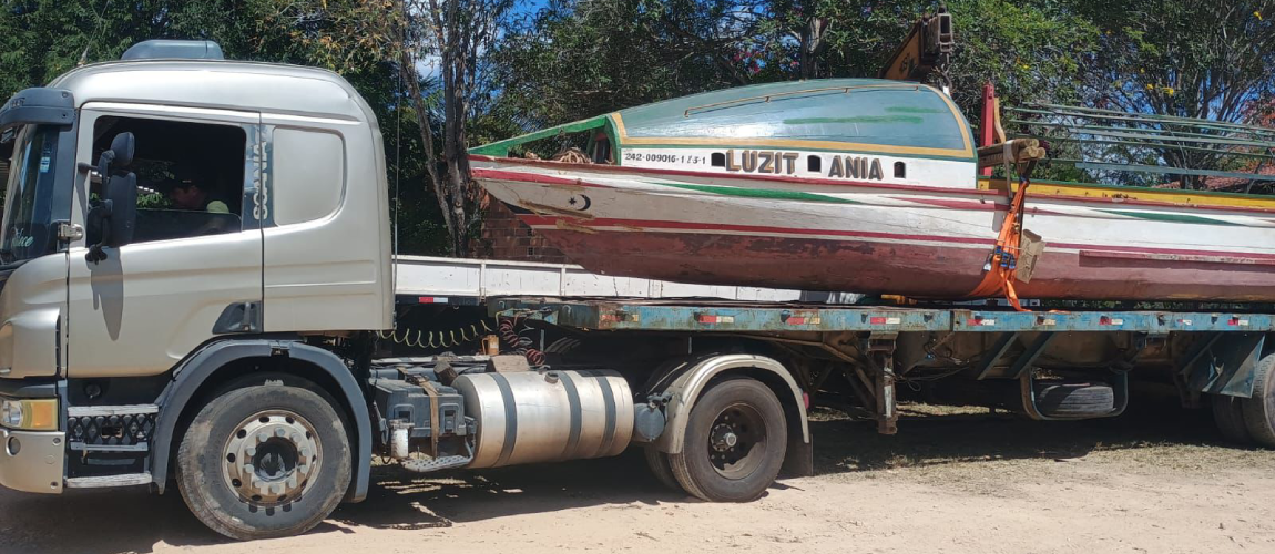 Canoa de Tolda Luzitânia chega a Penedo (AL) após translado conduzido pelo Iphan