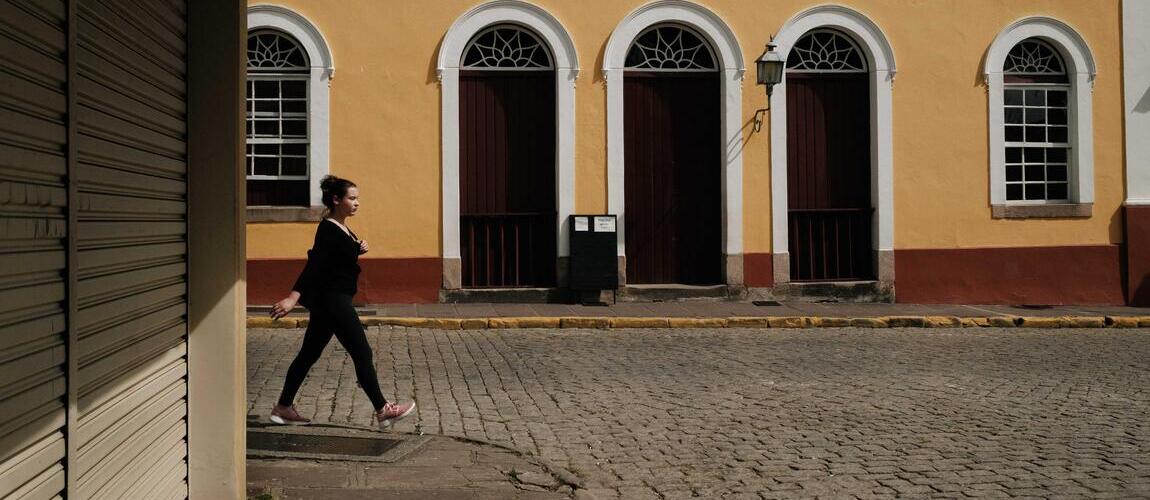 Autor de exposição promove visita guiada com público