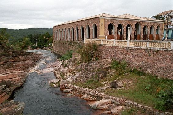 Mercado Público Municipal de Lençóis construído às margens do rio que deu nome à cidade, na Bahia. Foto: Anderson Schneider