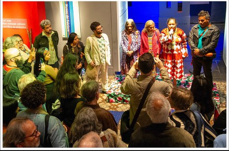 Maxakalis apresentando seus cânticos na abertura. Foto de Oscar liberal