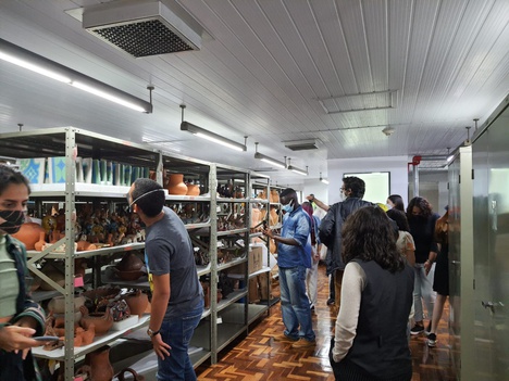 Visita de Pesquisadores à Reserva Técnica do Museu de Folclore. Foto: Elizabeth Pougy