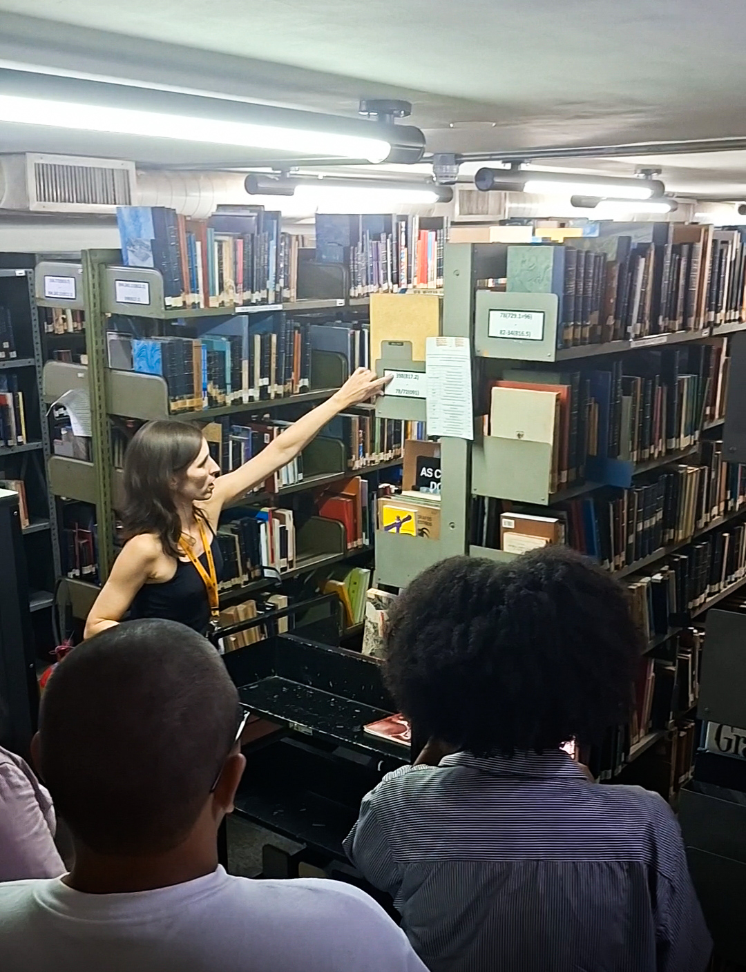 Aula para turma de Biblioteconomia no espaço de guarda do acervo da BAA