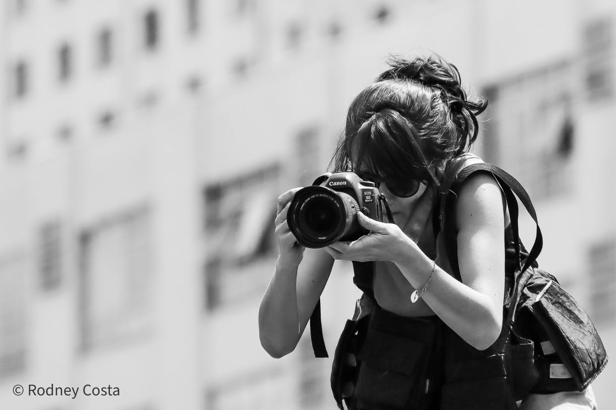 A fotográfa Isis Medeiros. Crédito: Rodney Costa