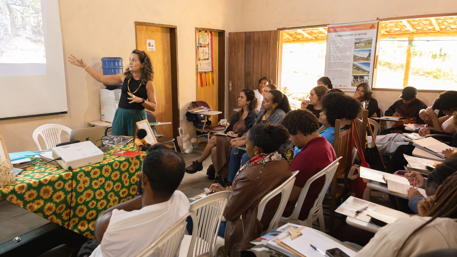 Vanessa Pereira (Coordenadora-Geral de Identificação e Reconhecimento, DEPAM-IPHAN) ministrando aula