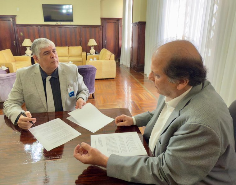 Amaral, da Fusve (E), e Rondinelli, da CNEN,no ato de formalização do MoU. (Foto: Claudio Braz/CNEN