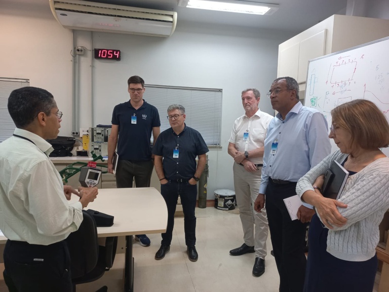 Visita laboratório de salvaguardas CNEN