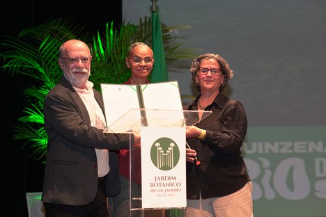 Signing of the Ordinance creating the Botanical Gardens Technical Commission