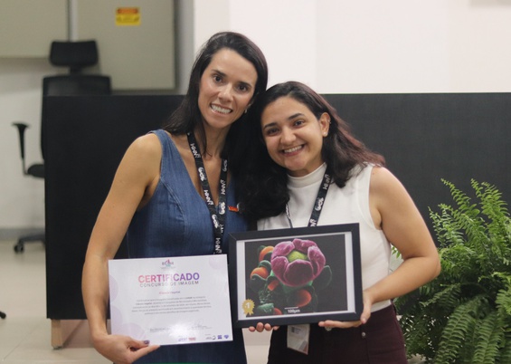 A orientadora e Luiza na cerimônia de premiação