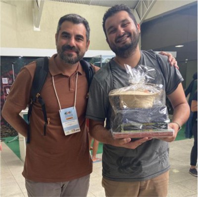 Lucian Rodrigues com seu prêmio ao lado do orientador Jerônimo Sansevero