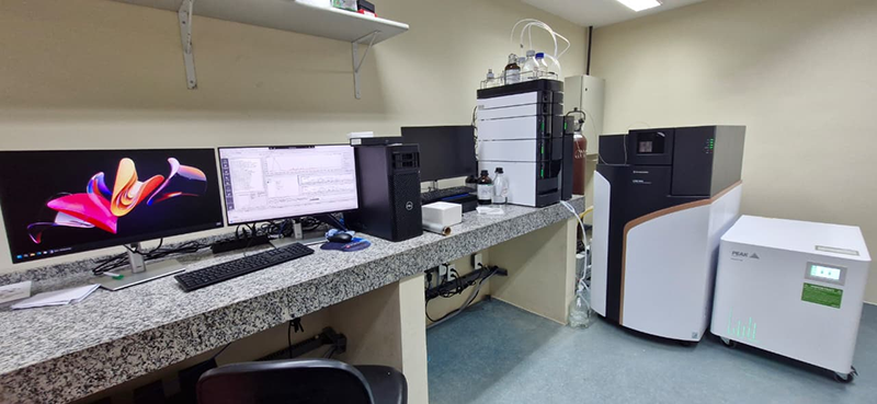 Sistema de cromatografia líquida de ultra-eficiência acoplado a um espectrômetro de massas de alta resolução, do Laboratório de Produtos Naturais e Bioquímica