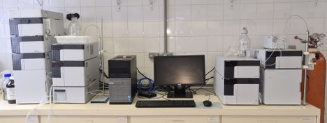Sistemas de cromatografia líquida de alta eficiência do Laboratório de Produtos Naturais e Bioquímica